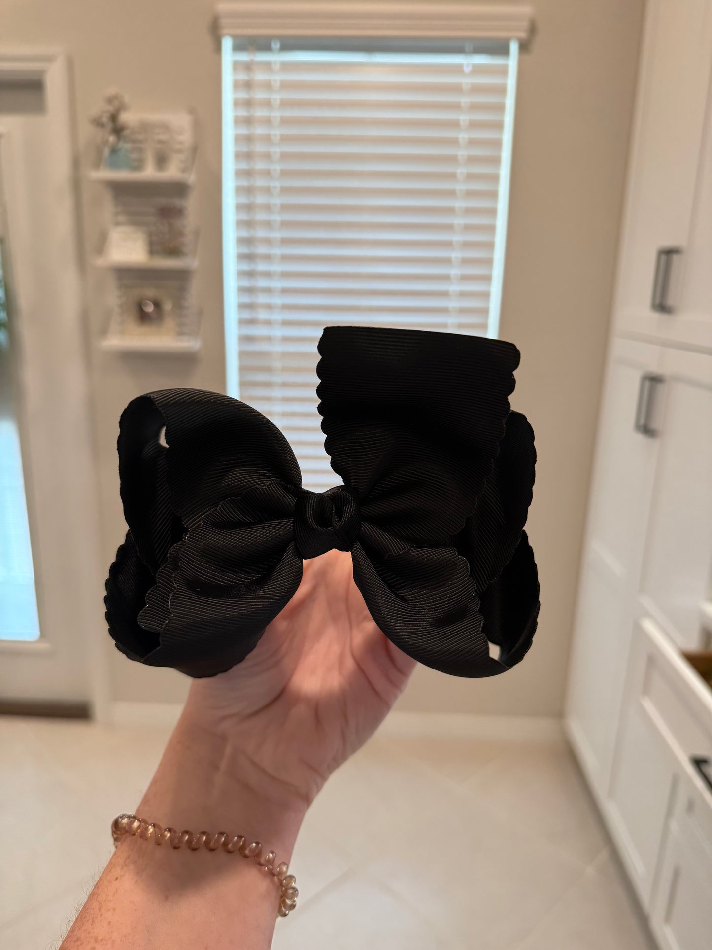 JBC Scalloped Edge Bow (10 DAY TAT)